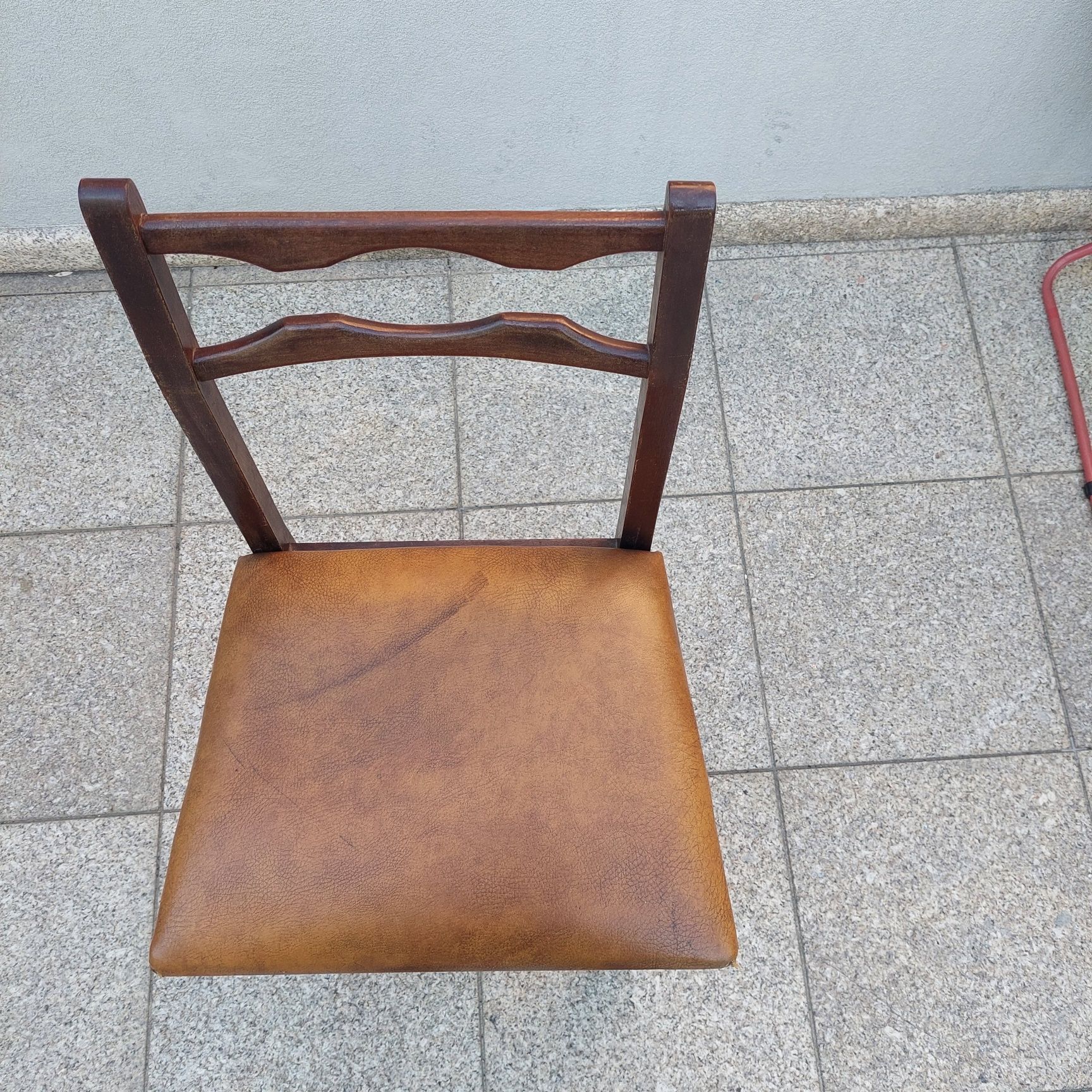 Cadeira antiga de madeira castanha