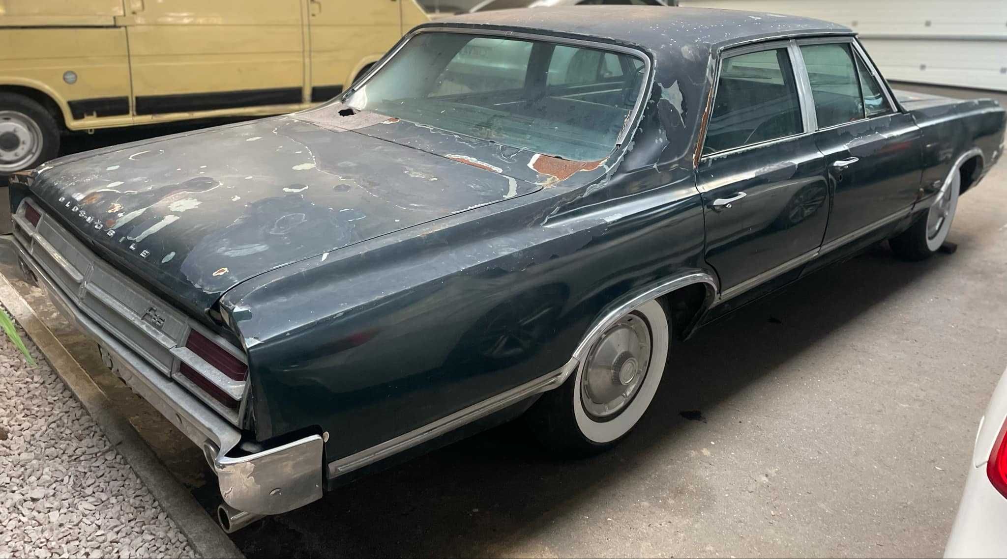 OLDSMOBILE F85 DE LUXE FOUR-DOOR SEDAN 5.5 V8