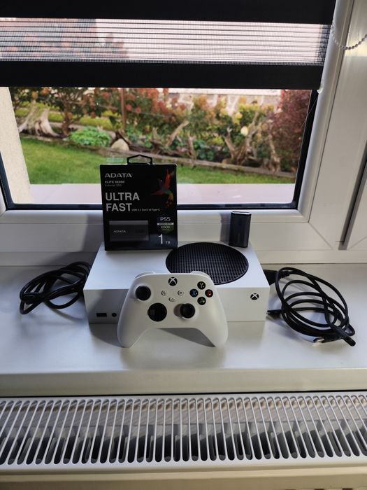 Xbox Series S + Dysk SSD 1TB ADATA – bardzo dobry stan
