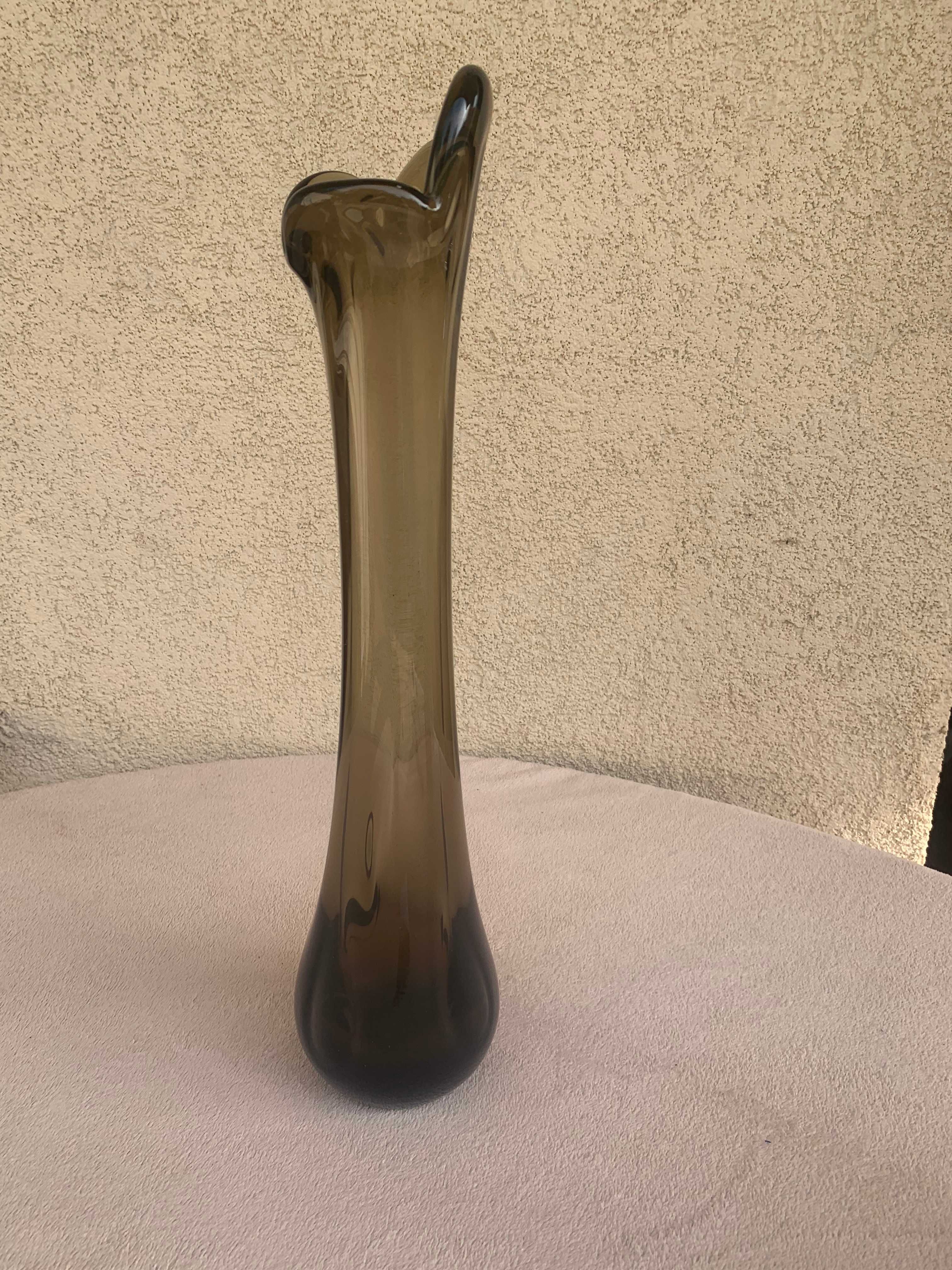 Wysoki wazon z dymionego szkła