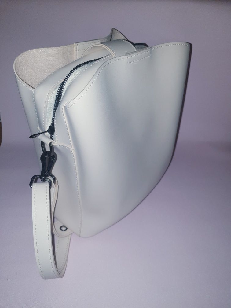 Женская сумочка молочно-белого цвета
