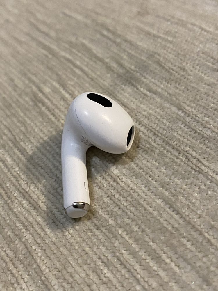 Продам один навушник AirPods 3 ліве все працює