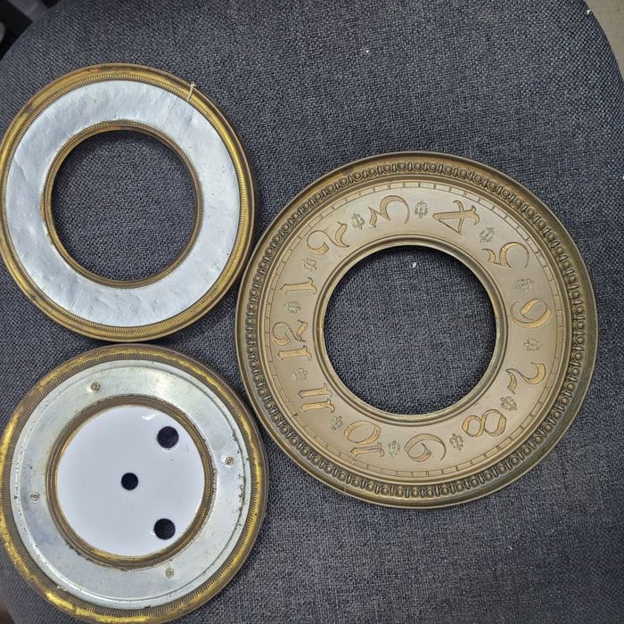 Stare tarcze do zegarów wiszących