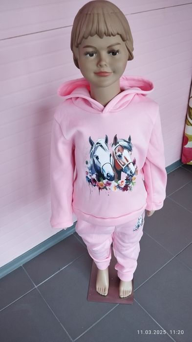 Różowy dresik z konikami