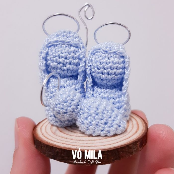 Mini presépio feito em croche, com base de madeira