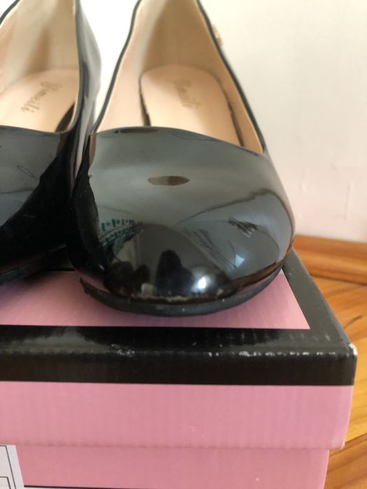 Чорні лакові туфлі