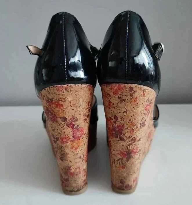 Czarne lakierowane sandały na koturnie