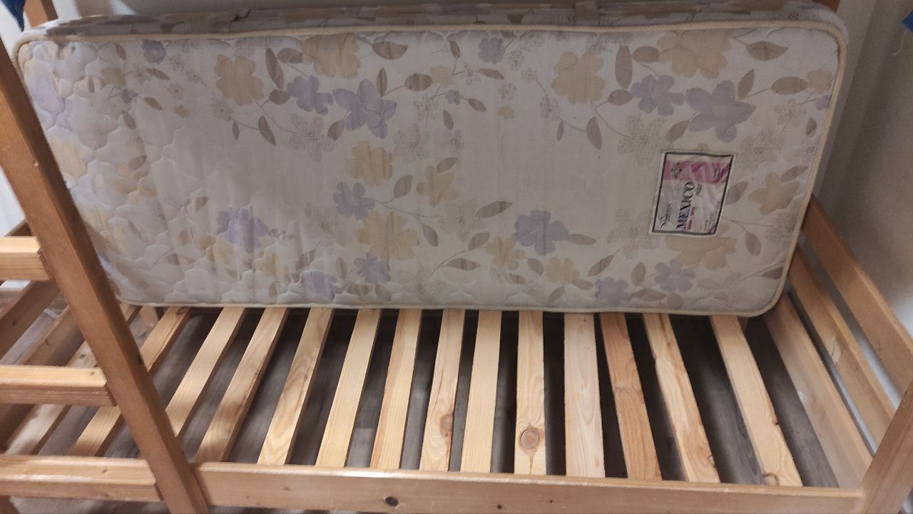 Двухярусне дитяче ліжко з натурального дерева

В комплекті 2 матраси.