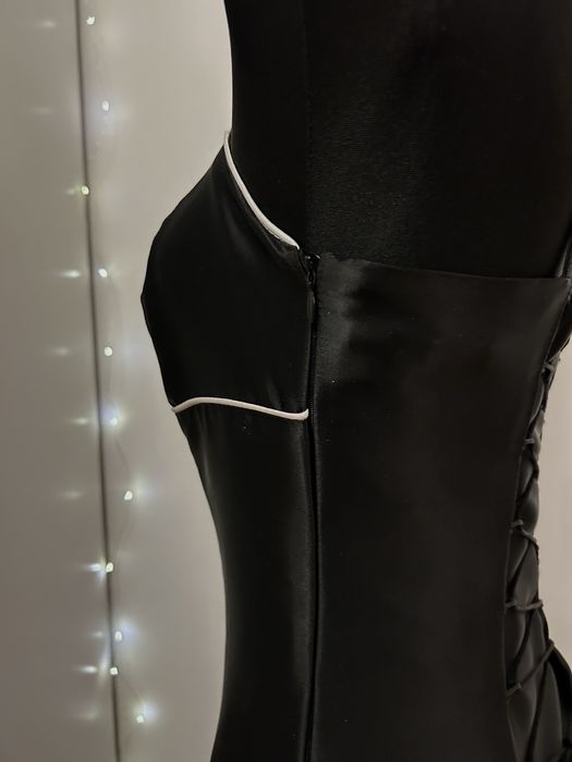 Sukienka wieczorowa czarna z falbankami rybka dopasowana z kwiatem