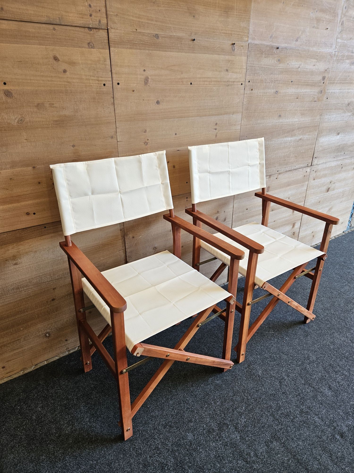 Dwa drewniane składane krzesła ogrodowe reżyserskie