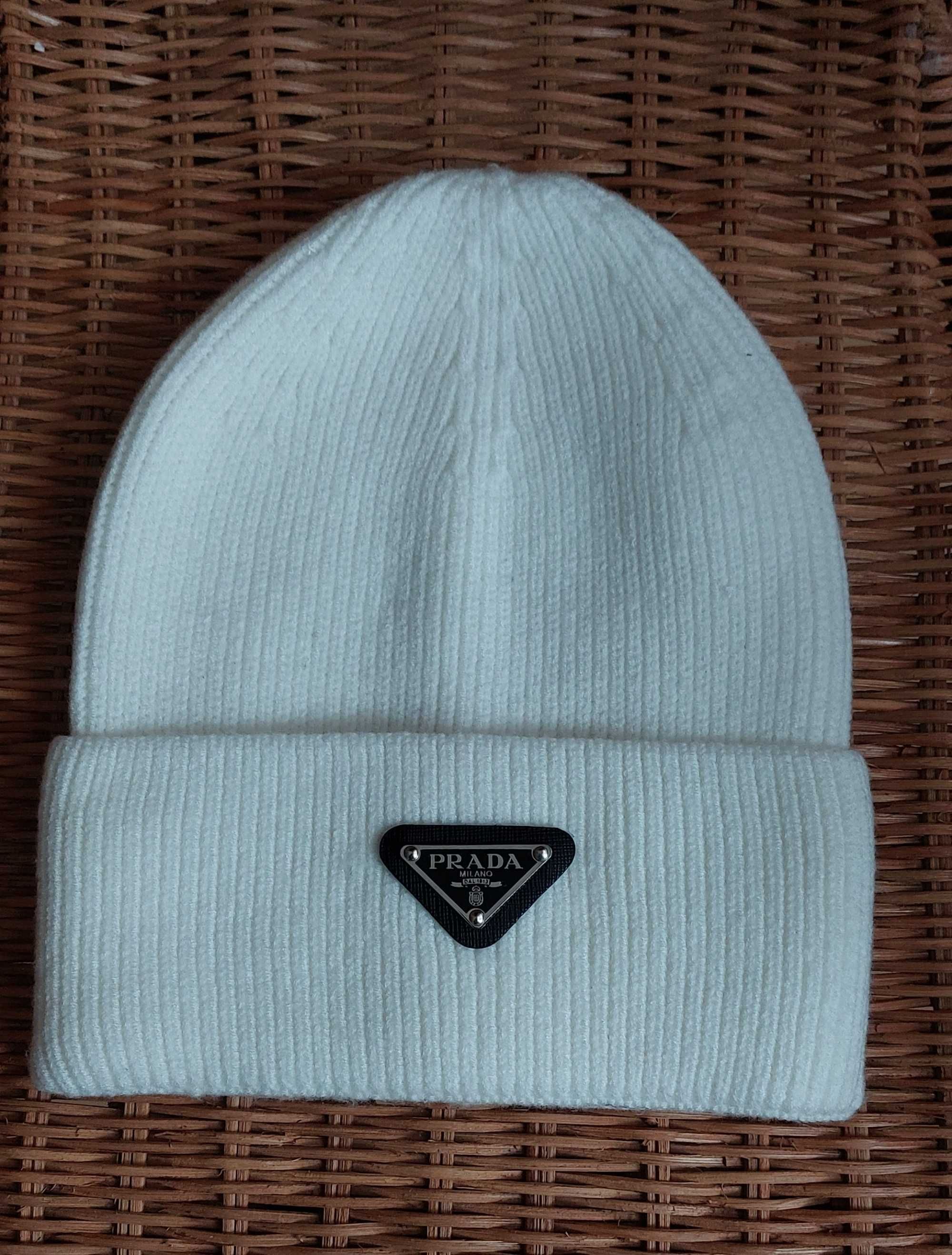 Gorro Prada branco.