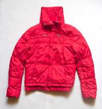 Красная детская курточка
