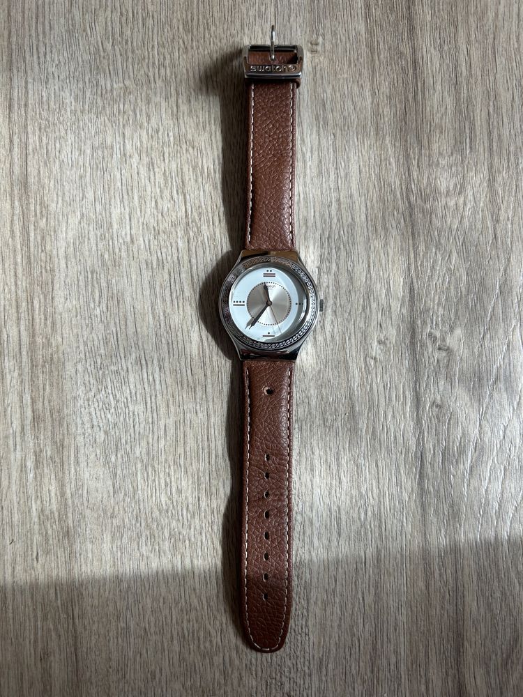 Zegarek Swatch w kolorze brązowym