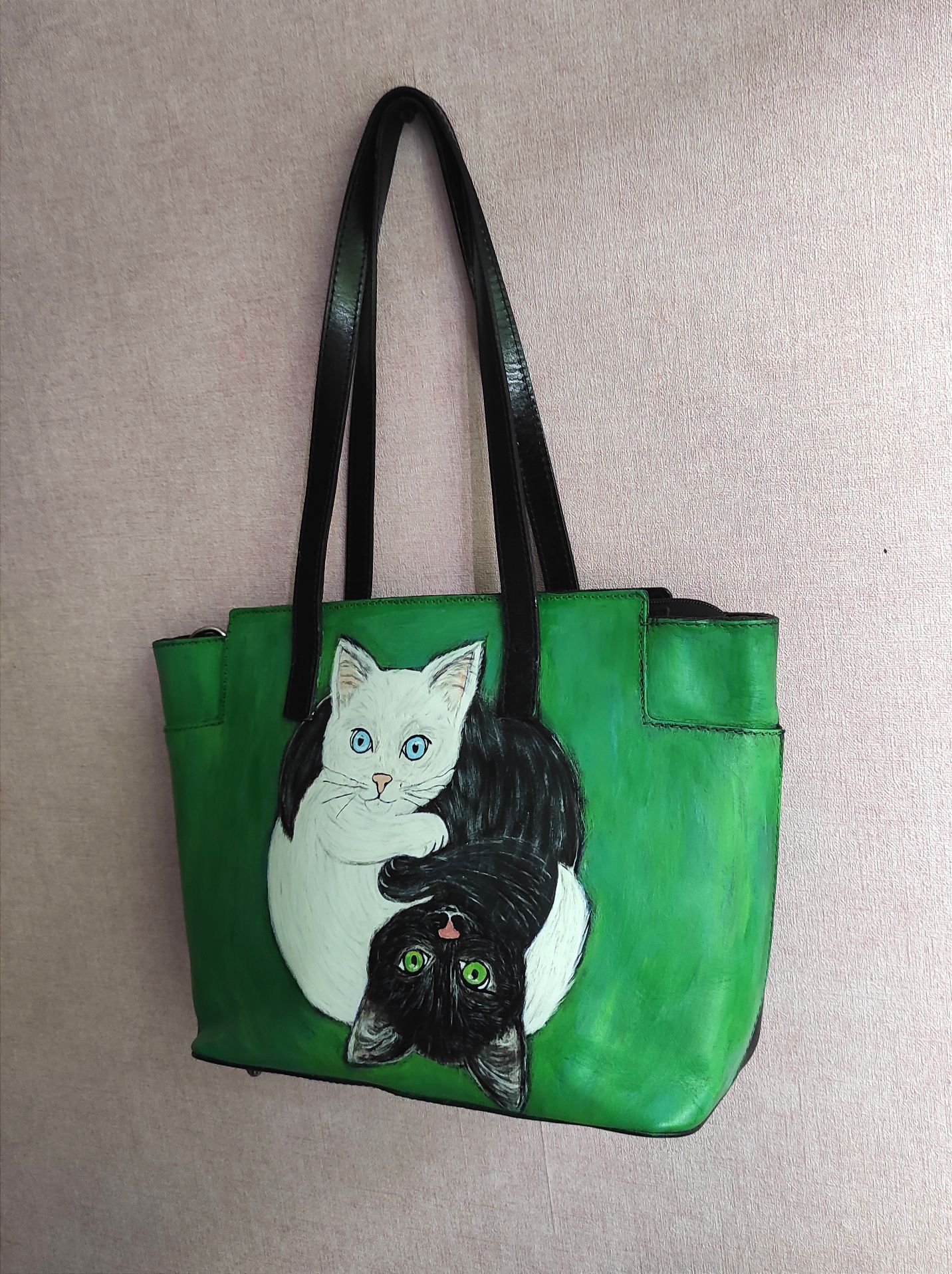 Czarna skórzana torebka na ramię ręcznie malowana koty