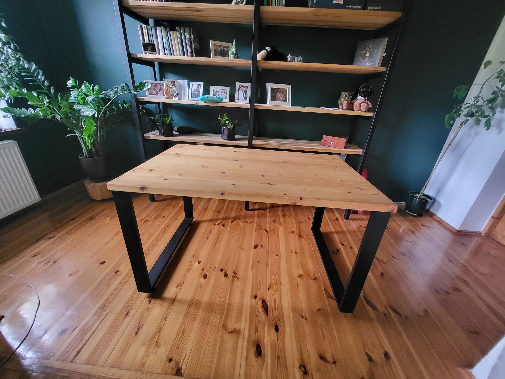 Drewniany stół loftowy