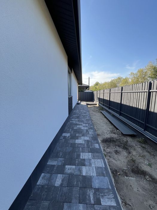 Однововерховий будинок в районі нової забудови