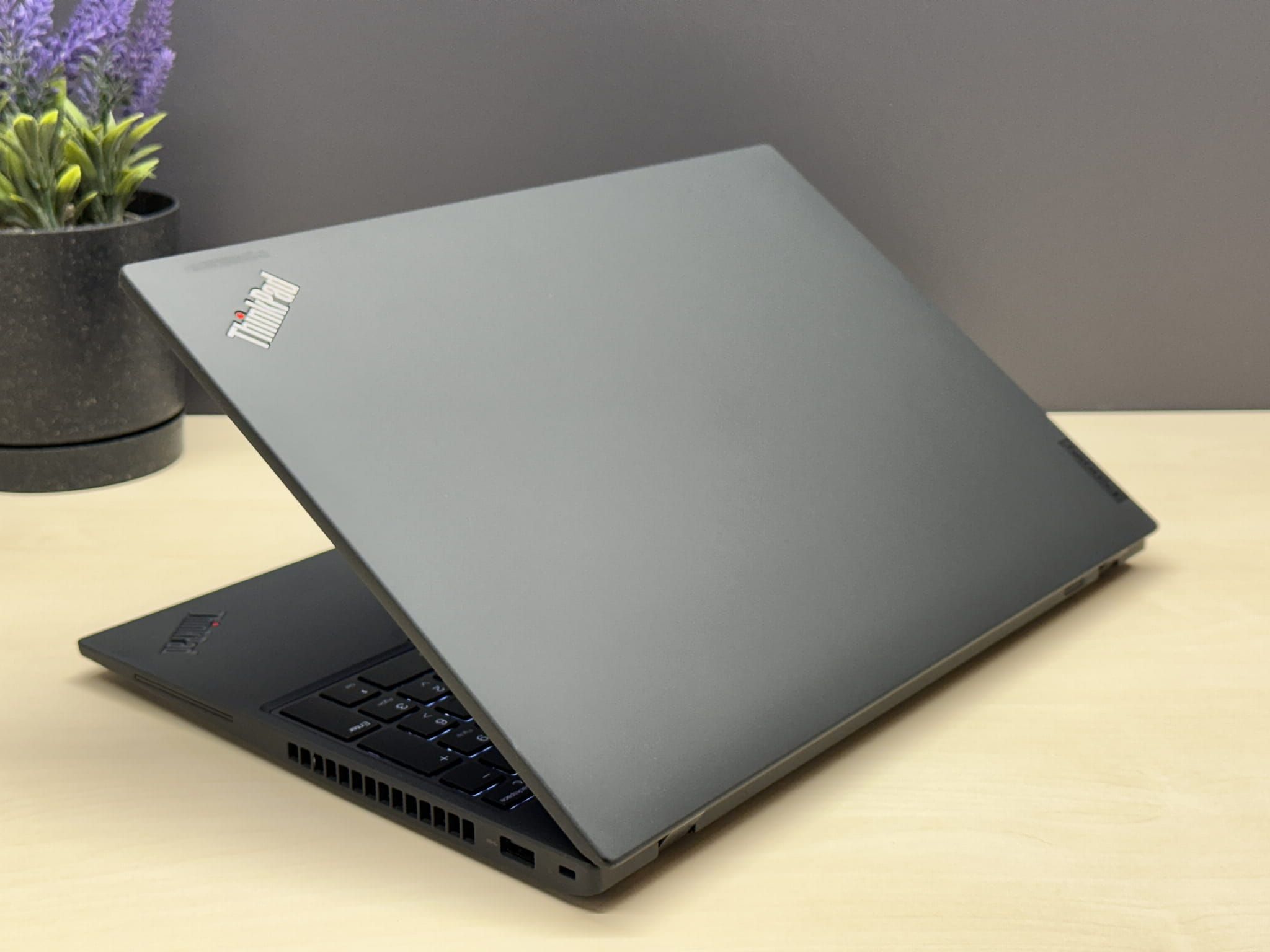 Laptop Lenovo ThinkPad T16 Gen 1 | i5-1245U / FHD+ / OUTLET / 32 / 512