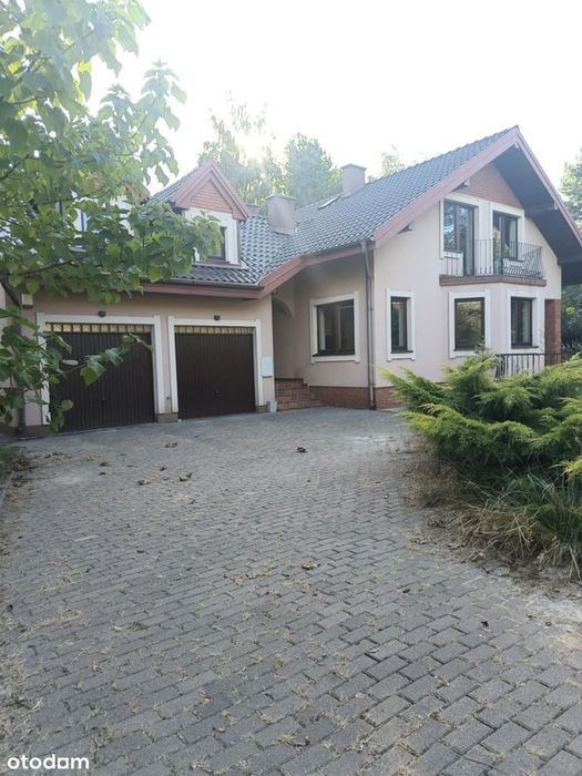 Dom z ogrodem, dwoma garażami w doskonałej lokalizacji.