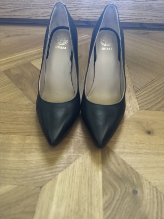 Czarne szpilki Guess