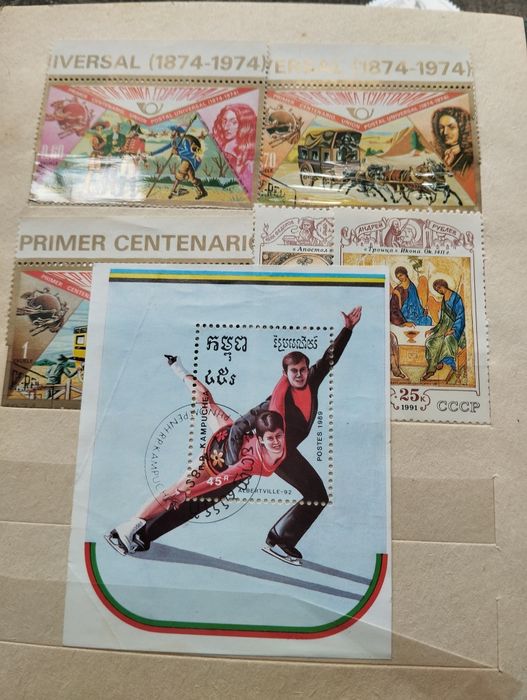 Продам шикарний, великий альбом з  різними колекціями марок. 18 стор