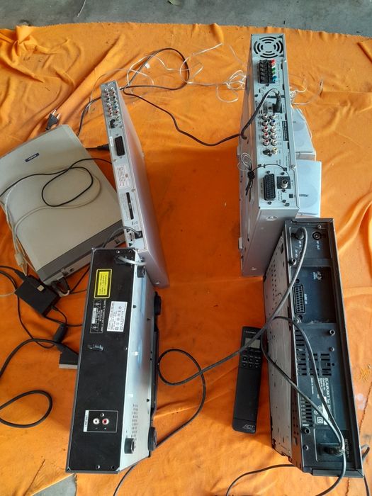 Leitores de DVD.  e um de digitalização VHS não está disponível