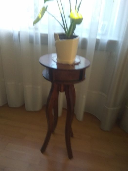 Stolik drewniany ozdobny pod lampkę lub kwiatek