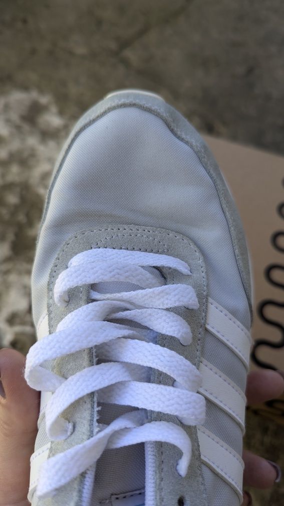 кросівки adidas жіночі