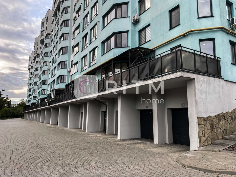 Продається простора квартира в ЖК «Над рікою» на першому поверсі.