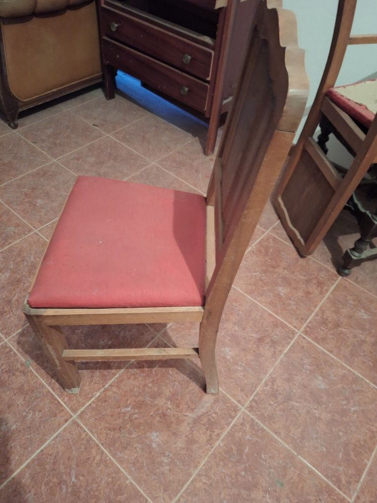 Vendo conjunto de seis cadeiras em madeira. Acento estufado. Em bom es