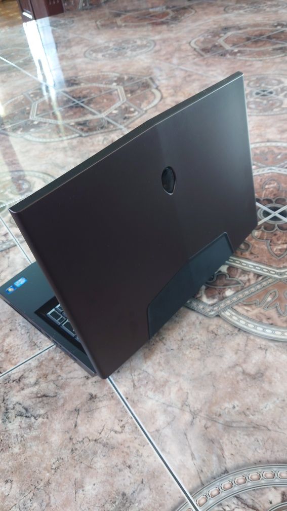 Alienware M18 r2