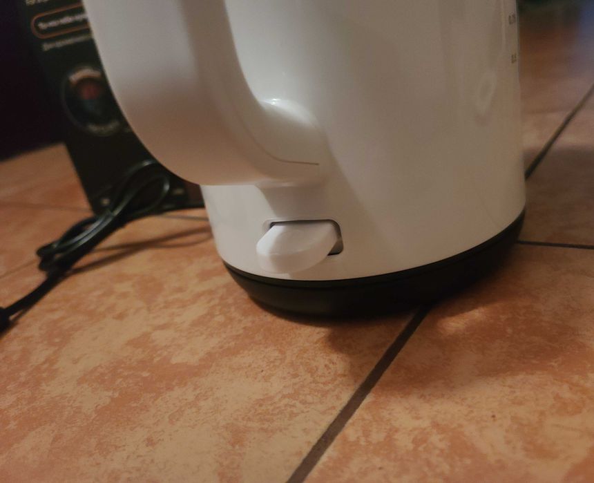 Електрочайник Braun 1,7 л 2200 Вт пластик всі види захисту зі шкалою