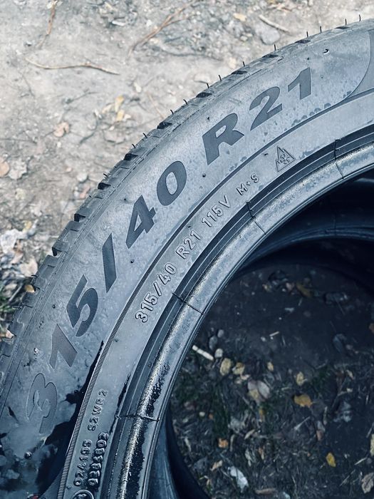 315 40 21 Pirelli winter Scorpion 85%