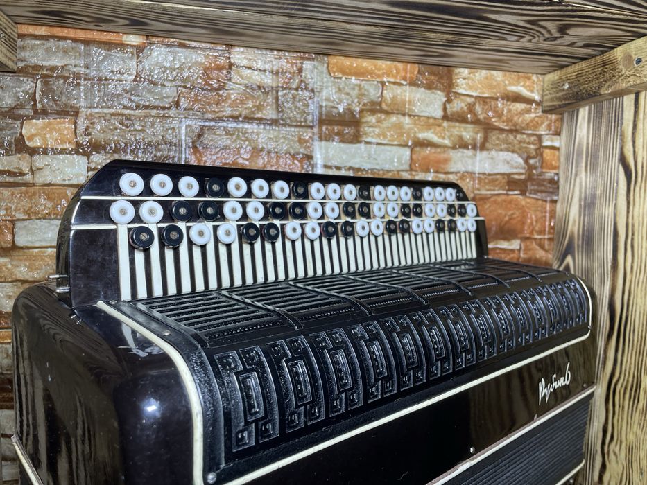 На продаж готово-виборний баян «Рубін-6»