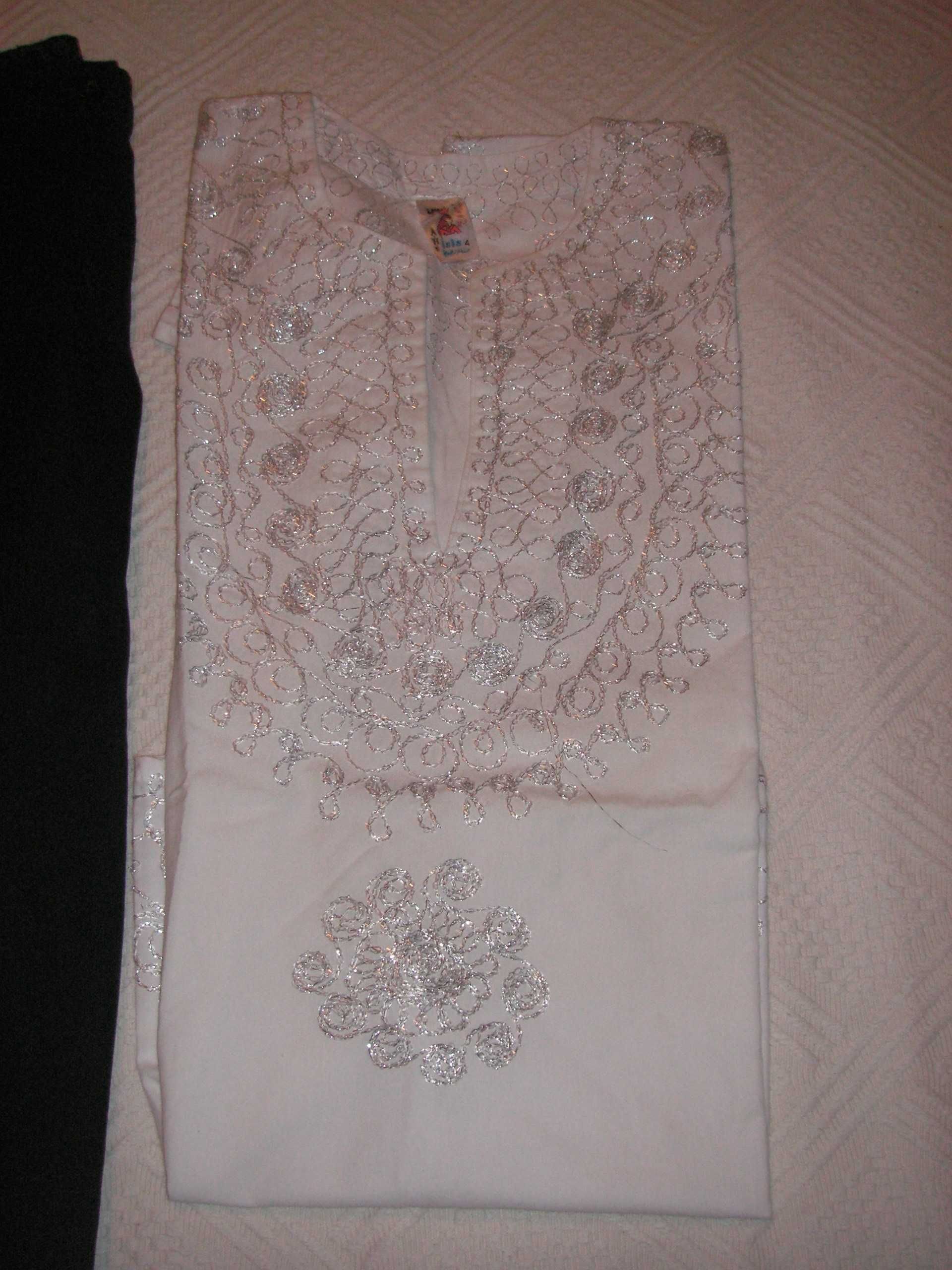 Calções Quechua Preto e Blusa / Túnica Isis Branco e Fio Prateado