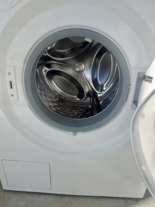 Пральна машина Miele з Німеччини.