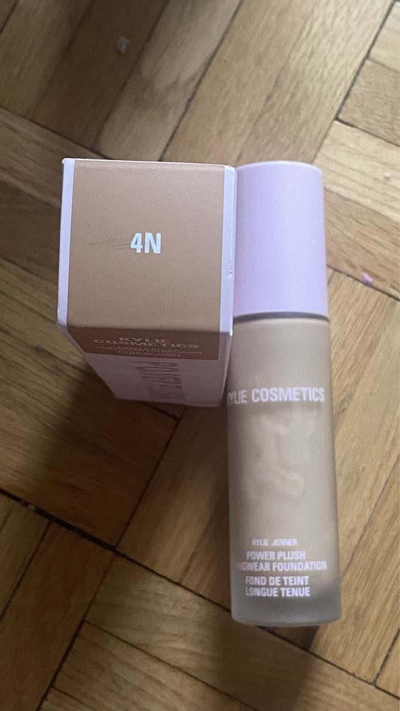 Podklad Kylie Cosmetics Power Plush odcien 4N