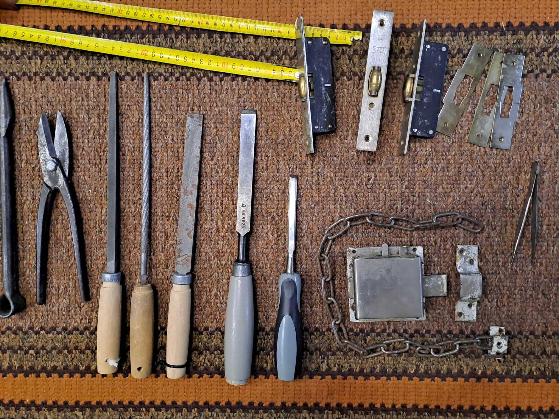 Инструмент разный - напильники, ножницы, дрель ручная, уровень и др.
