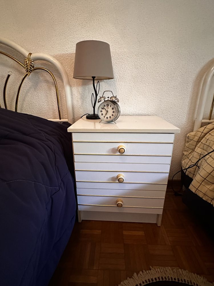 Mesa de cabeceira branca de quarto