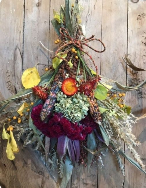 Целебные, ощищающие обереги из пучков и скруток трав.