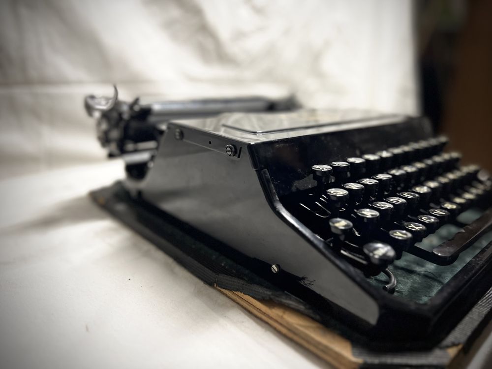 Máquina de Escrever - Adler Favorit Portatil