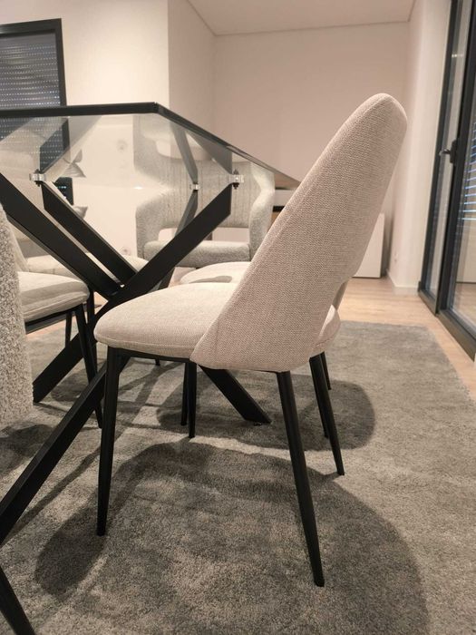 Conjunto de mesa e seis cadeiras