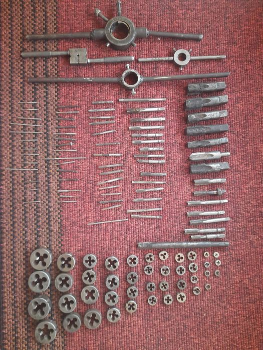 Плашки-43шт  и метчики-73 шт.ссср