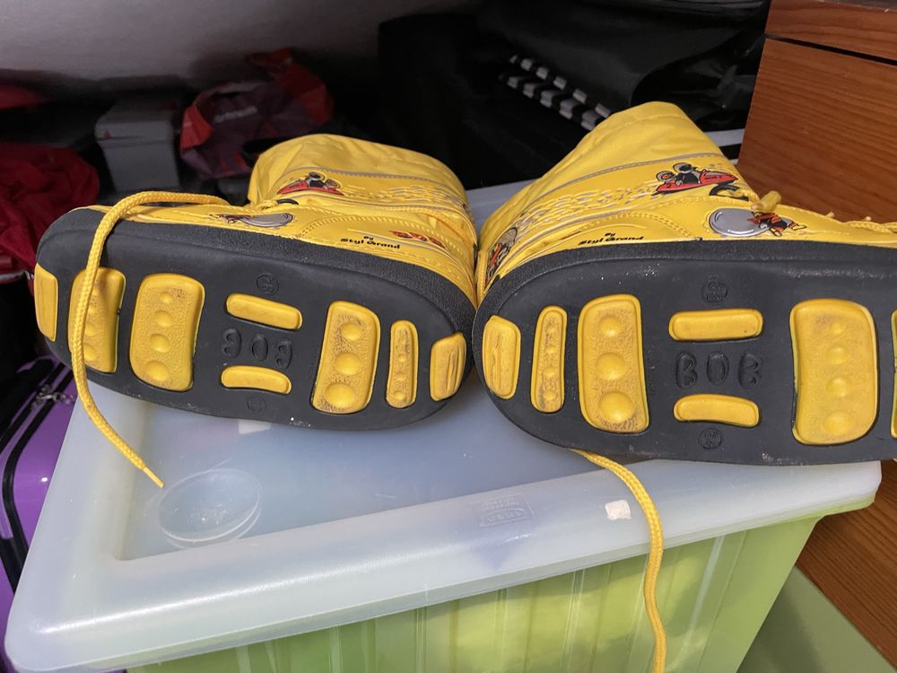 Vendo botas de neve de crianca