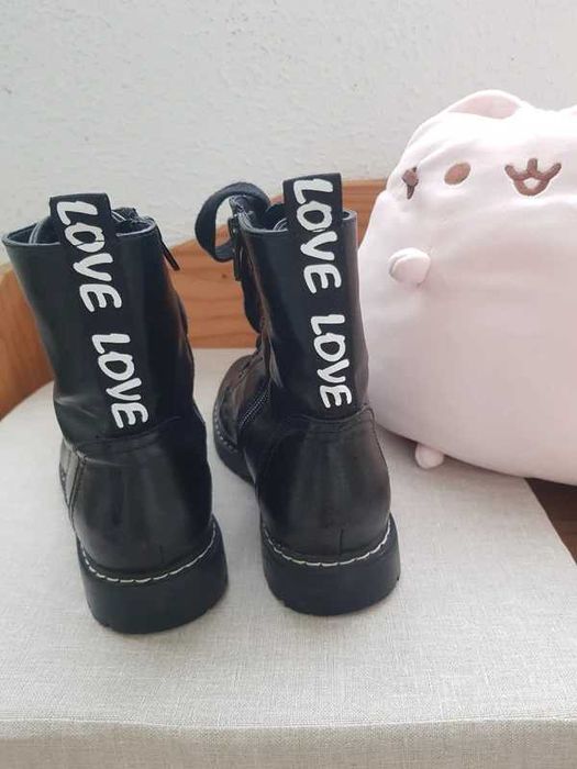 Botas pretas atacadores e fecho lateral 37 impermeáveis