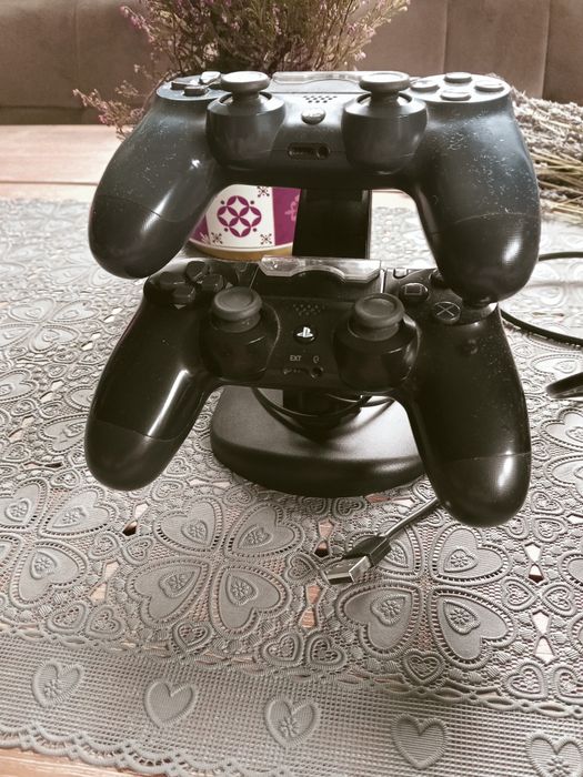 Konsola PS4 pro 1T, gry i stojak do ładowania