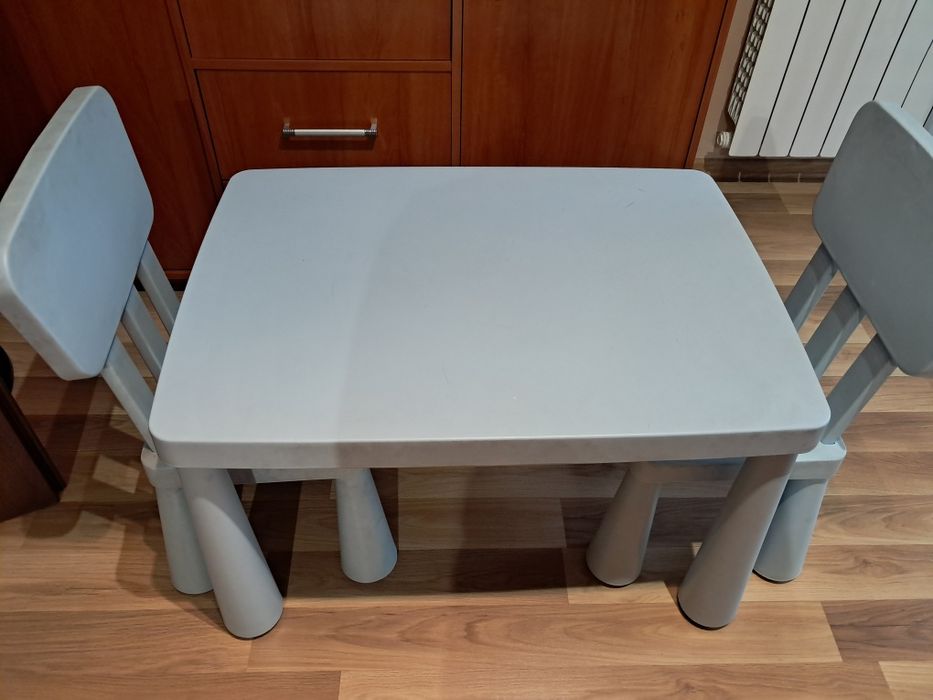 Stolik mamunt + 2 krzeselka