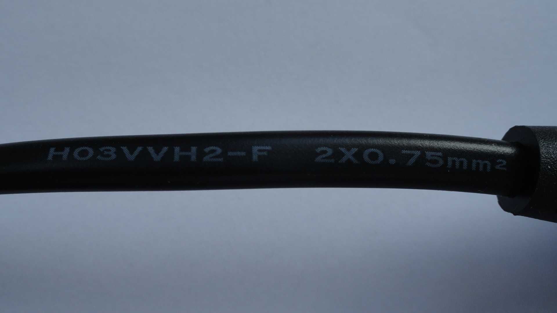Kabel zasilający: ósemka (C7) z angielską wtyczką - 2,5 A - nowy.