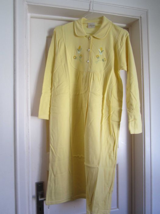 Camisa de Noite Aldamar Nova amarela c flores 3 botões, manga comprida