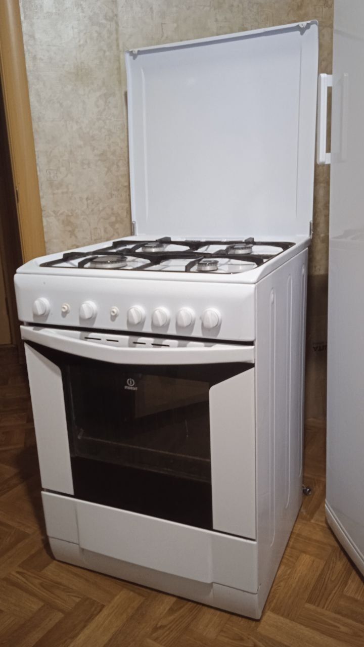 ПРОДАМ  газовую плиту INDESIT в хорошем состоянии