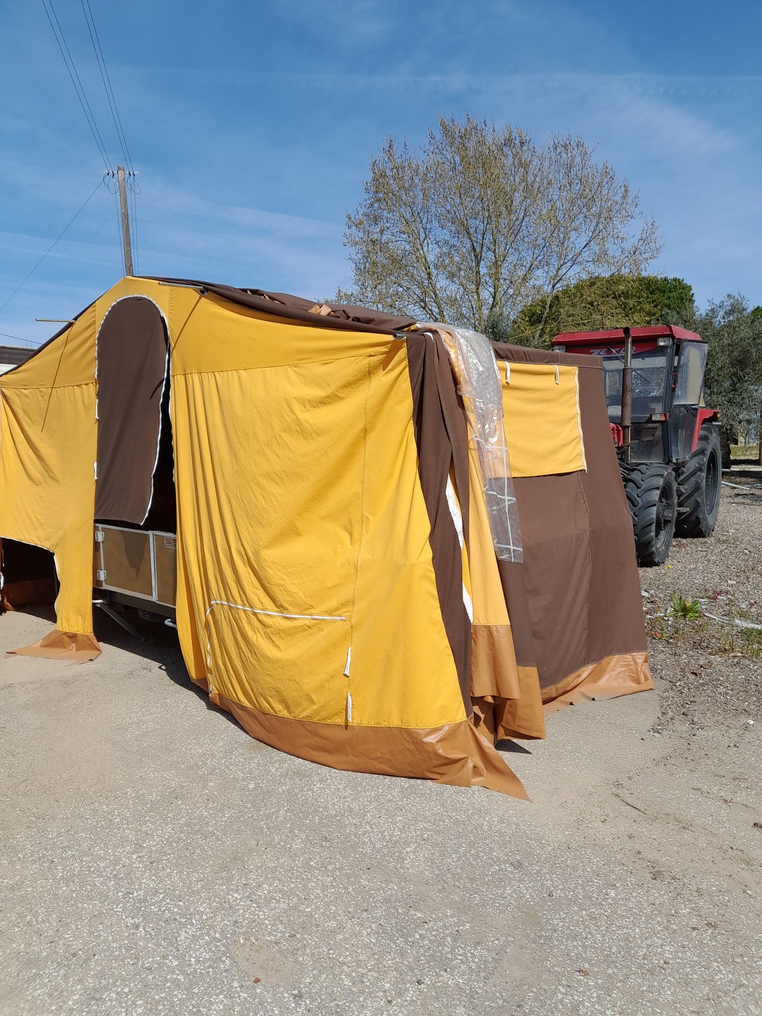 Atrelado com tenda de campismo